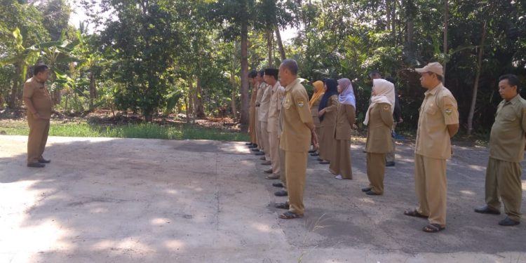 Desa Rajadatu Kecamatan Cineam Tasikmalaya Wajibkan Aparaturnya Ikuti Apel Senin Pagi