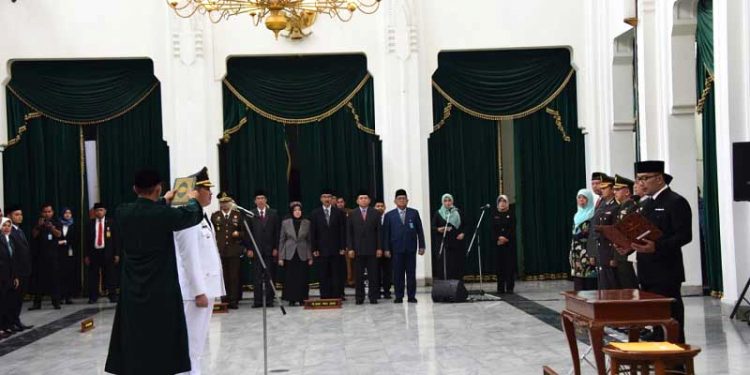 Gubernur Jabar Lantik Dicky Saromi Selaku Penjabat (Pj) Bupati Cirebon