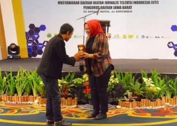 IJTI Jabar Anugerahi Bupati Karawang Penghargaan