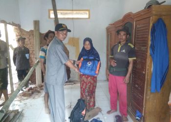 Sigap, Kades Karyawangi Salopa Tasikmalaya Jenguk Warganya Yang Terkena Bencana Tanah Longsor