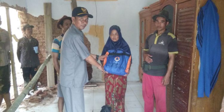 Sigap, Kades Karyawangi Salopa Tasikmalaya Jenguk Warganya Yang Terkena Bencana Tanah Longsor
