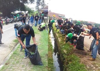 Baraya Tasik Gelar Baksos Opsih Lingkungan Masjid Agung Manonjaya