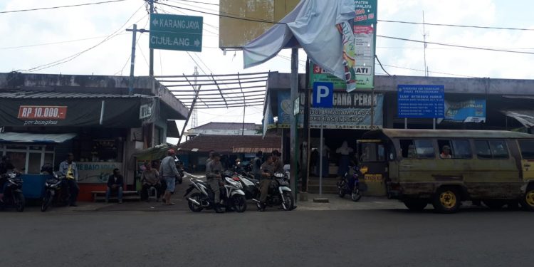 Panwaslu Kecamatan Cineam Tertibkan APK Yang Melanggar