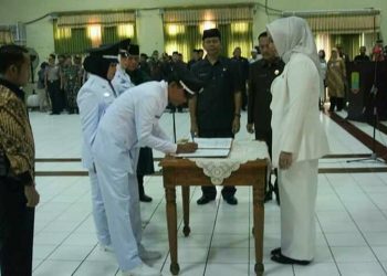 Bupati Karawang Lantik 67 Kepala Desa