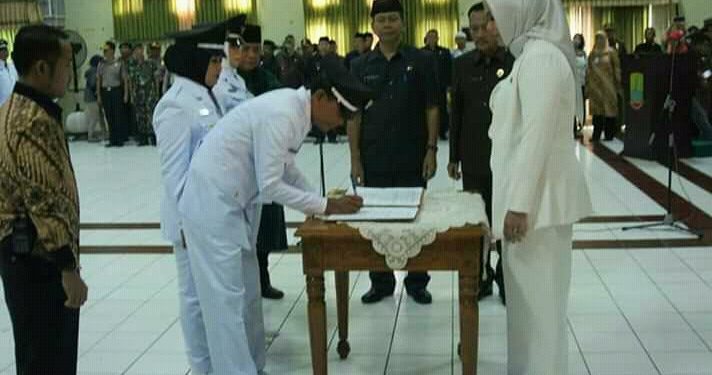 Bupati Karawang Lantik 67 Kepala Desa