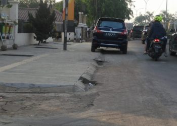 Bupati Karawang Geram, Trotoar Di Jadikan Tempat Parkir