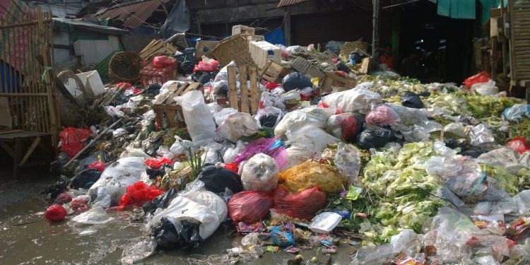 Sampah di Pasar Baru Karawang Membukit dan Membusuk