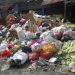 Sampah di Pasar Baru Karawang Membukit dan Membusuk