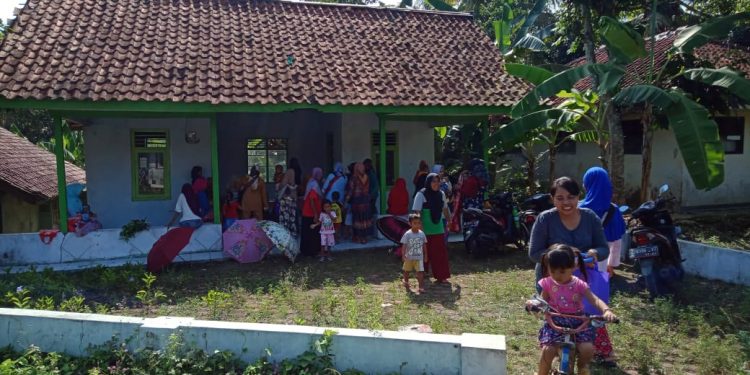 Warga Dusun Karangmulya Keluhkan Balai Kedusunan Sepeti Kebun Rumput