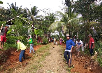 Warga Kampung Cibayah Desa Tawang Giat Gotongroyong