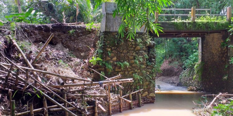 Pemkab Ciamis Terkesan Biarkan Jembatan Cisema Terbengkalai