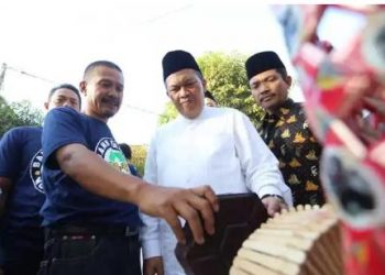 Warga Riung Bandung Sulap Sampah Jadi Paving Block