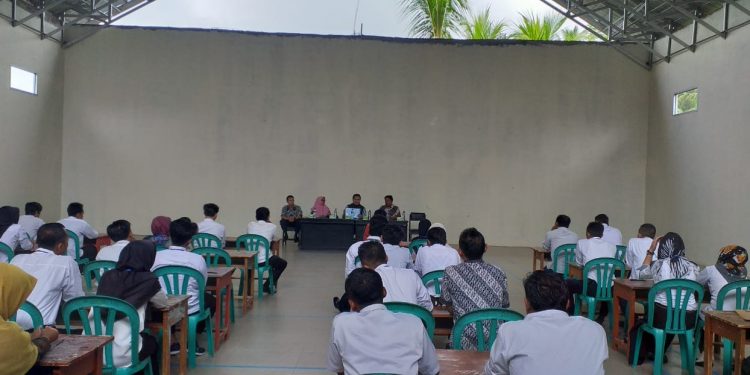 PULUHAN PESERTA IKUTI SELEKSI TES PERANGKAT DESA