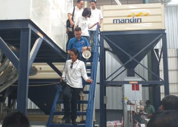 MENTERI BUMN TINJAU PENGILINGAN PADI PT. MITRA DESA PAMARICAN