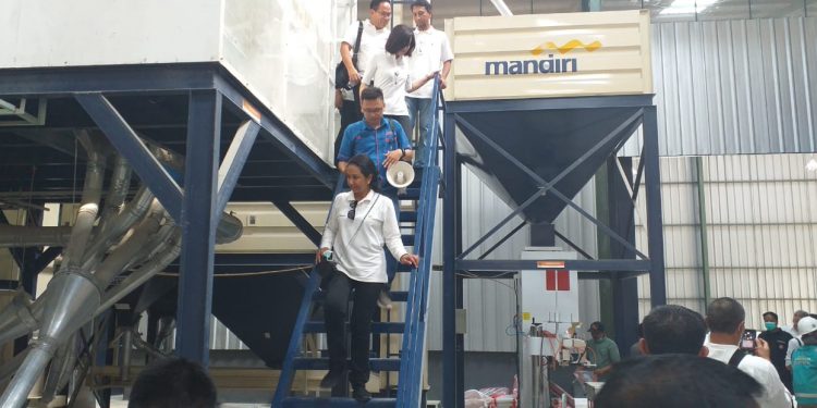 MENTERI BUMN TINJAU PENGILINGAN PADI PT. MITRA DESA PAMARICAN