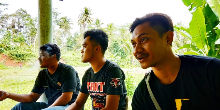 TPT Lapang Desa Sirnajaya Ambruk, Karang Taruna Mekarsari Kompak Gotong Royong