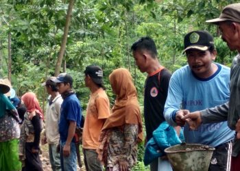 Kades Beserta Warga Rempug Laksanakan Gotong Royong