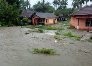 Sungai Cibanjaran Meluap Sempat Merendam Perkampungan