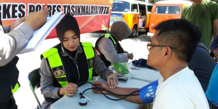 Urkes Polres Tasikmalaya Kota Layani Kesehatan Jemaah Jumat Melalui Program ‘Jumat Sehat’