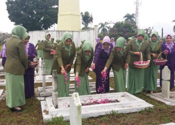 Peringati Ultahnya Ke-73, Persit Korcab XI Brigif Raider 13/Galuh dan Persit Korcab XIII Kodim 0612/Tsm Gelar Tabur Bunga di TMP Karoeng Tasikmalaya