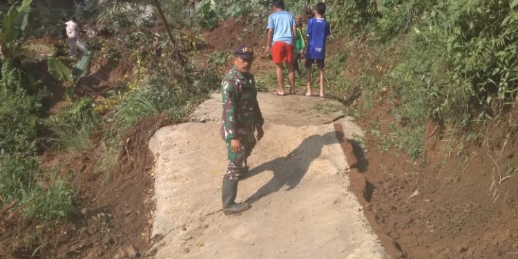 Bencana Longsor di Desa Cikondang Cineam Tasikmalaya Putuskan Akses Jalan