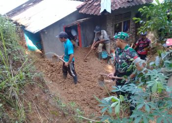 Bencana Tanah Longsor di Desa Karanglayung Karangjaya Tasikmalaya Timpa Rumah Mumuh Warga Ciherang
