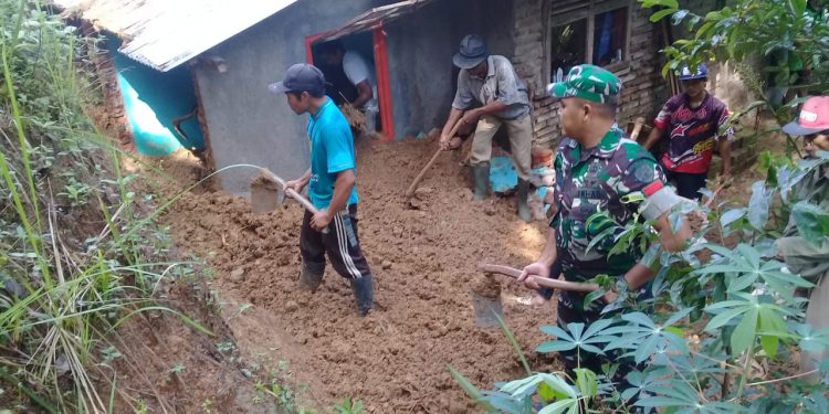 Bencana Tanah Longsor di Desa Karanglayung Karangjaya Tasikmalaya Timpa Rumah Mumuh Warga Ciherang