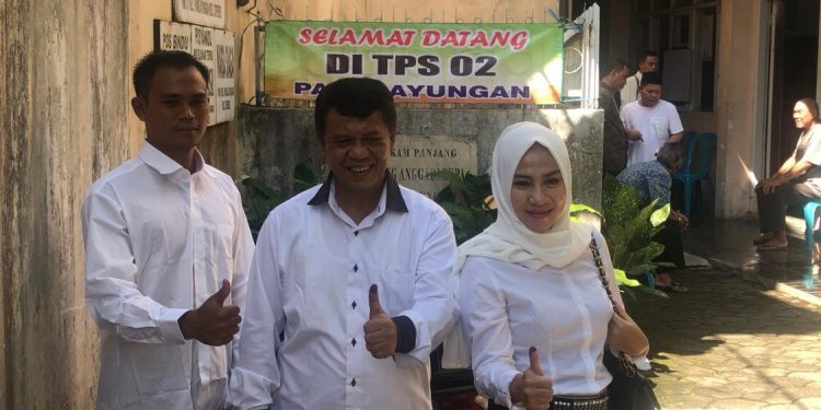 Caleg Anton & Ajeng Nyoblos di TPS 02 RW 12 Kelurahan Panglayungan Cipedes Kota Tasikmalaya