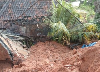 Di Guyur Hujan Deras, Salah Satu Rumah Warga Tertimbun Longsor
