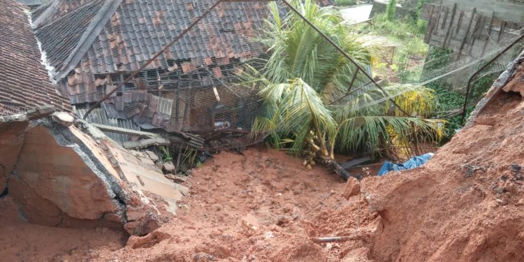 Di Guyur Hujan Deras, Salah Satu Rumah Warga Tertimbun Longsor