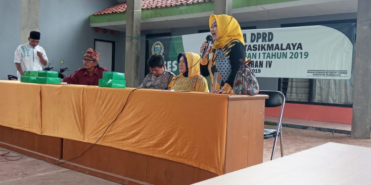 Dalam Pelaksanaan Resesnya, Hj. Nina Supriatin Gandeng Hj. Dede T Widarsih Serap Aspirasi Warga Karangjaya Tasikmalaya
