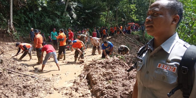 Akses Jalan Utama Karangjaya Tersendat Akibat Tanah Longsor di Citamiang