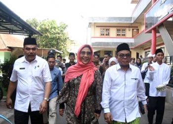 Plh. Sekda Kabupaten Tasikmalaya Dampingi Silaturahmi Menteri Susi Ke Pontren KH. Zainal Mustofa Sukamanah