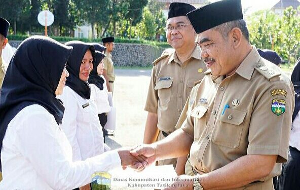 Plh Sekda Kab. Tasikmalaya Melalui Apel Senin Pagi Serahkan Petikan Keputusan CPNS PTT 15 Bidan