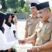 Plh Sekda Kab. Tasikmalaya Melalui Apel Senin Pagi Serahkan Petikan Keputusan CPNS PTT 15 Bidan