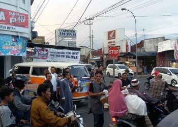 Bukber Anggota KJB Tasikmalaya Diawali Baksos Berbagi Makanan Ta’jil