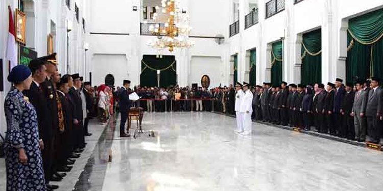Gubernur Jabar Lantik Bupati dan Wakil Bupati Cirebon Periode 2019-2024, Saat Itu Juga Emil Berhentikan Sementara Bupati Cirebon Terlantik