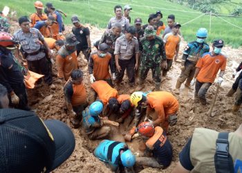 Korban Tewas Tanah Longsor Karangjaya di Temukan Tim Evakuasi