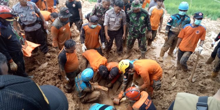 Korban Tewas Tanah Longsor Karangjaya di Temukan Tim Evakuasi