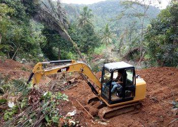 Tangani Dampak Bencana Longsor Pemerintah Kecamatan Karangjaya Kab. Tasik Kerahkan Alat Berat