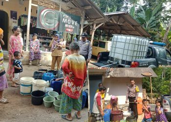 Tanggap Darurat Kekeringan, Polsek Cineam Tasikmalaya Bagikan Air Bersih