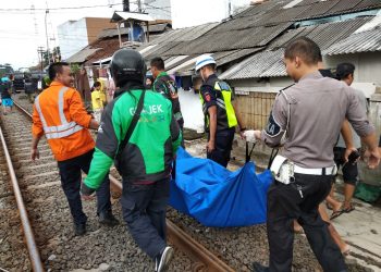 Polisi Evakuasi Korban Tertabrak Kereta Api PJR di Burujul Cipedes Kota Tasikmalaya