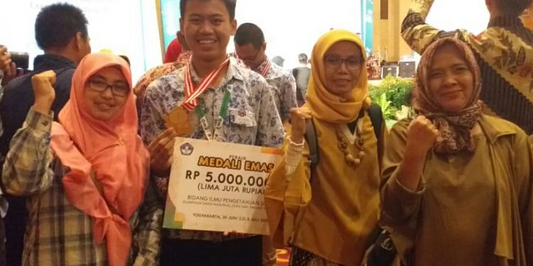 Fikri, Siswa SMPN 3 Kota Tasikmalaya Buktikan Jabar Juara Dikancah Nasional Dengan Medali Emas Ditangannya