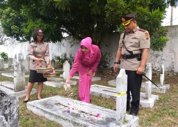 Kapolres Tasikmalaya Kota Beserta Ibu Tabur Bunga di TMP Karoeng Tasikmalaya