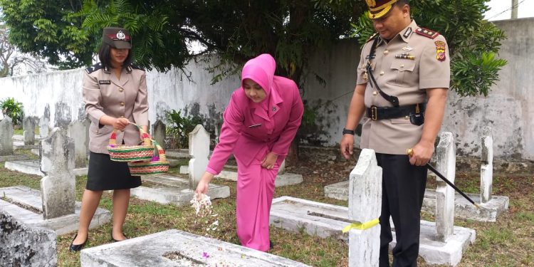 Kapolres Tasikmalaya Kota Beserta Ibu Tabur Bunga di TMP Karoeng Tasikmalaya