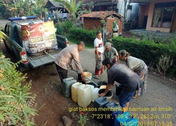 Musim Kemarau, Polsek Cineam Pasok Air Bersih Untuk Warga