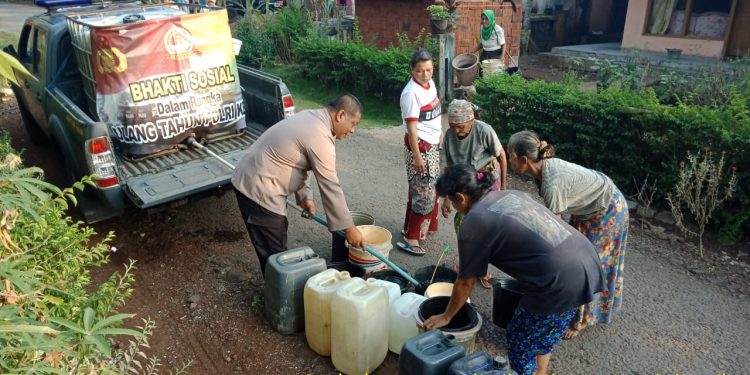 Musim Kemarau, Polsek Cineam Pasok Air Bersih Untuk Warga