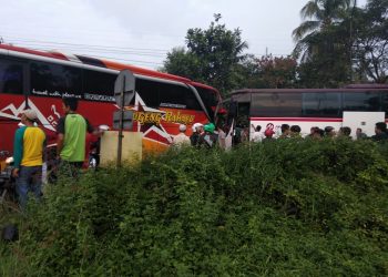 Dipagi Buta, Dua Bus AKAP Adu Tanduk Disamping Pintu KA Babakanjawa Kota Tasikmalaya