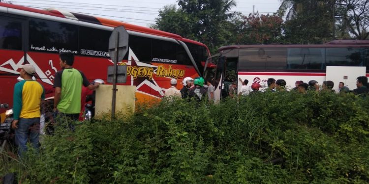 Dipagi Buta, Dua Bus AKAP Adu Tanduk Disamping Pintu KA Babakanjawa Kota Tasikmalaya