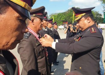 Kapolres Tasikmalaya Kota Kalungkan Medali Wisuda Kepada Personel Purna Tugas